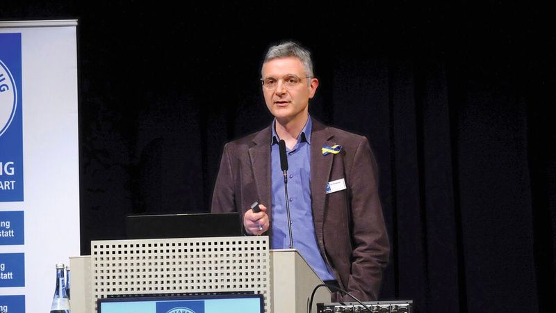 Jan Rosenow, Fachredakteur beim »kfz-betrieb«, stellte in Stuttgart seine Einschätzung zu der weiteren Entwicklung der Elektromobilität vor. (Bild: Zietz/»kfz-betrieb«)