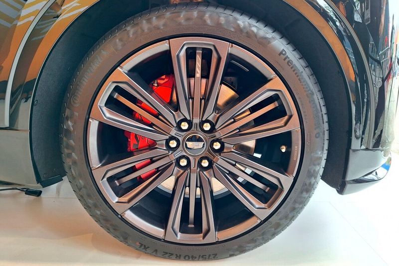 Die 22-Zöller und die rot lackierten Bremssättel gehören zum sportlichen Outfit des Lyric-V. (Bild: Rudolf Huber/SP-X)