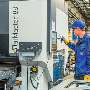 Optimale Bedienung: Die intuitive Steuerung erleichtert Jeffrey Mackrodt, Maschinen- und Anlagenführer bei Gothaer die Arbeit mit dem Flat Master. 