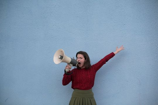 Voice Storytelling hilft, eine emotionale Verbindung zwischen Unternehmen und HörerInnen zu knüpfen. Die eigene Brand Voice zu definieren, bleibt also nicht nur strategische Überlegung, sondern muss auch aktiv akustisch eingesetzt werden. Voice Storytelling hilft, eine emotionale Verbindung zwischen Unternehmen und HörerInnen zu knüpfen. Die eigene Brand Voice zu definieren, bleibt also nicht nur strategische Überlegung, sondern muss auch aktiv akustisch eingesetzt werden.