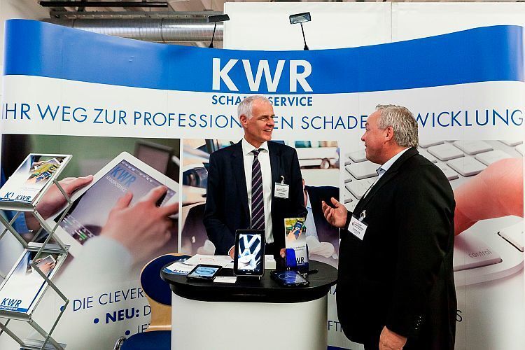 Angeregtes Gespräch: Klaus Reuber (links) und Torsten Berg von KWR Schadenservice. (Foto: Bausewein)