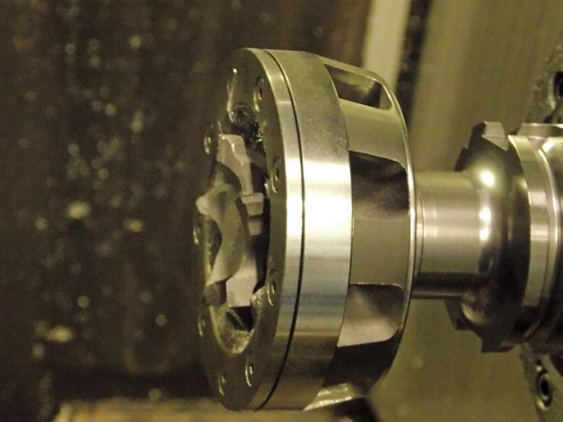 Bild 1: Luftgekühlt und trocken: Der Einsatz der Werkzeugaufnahme bei der Aluminiumbearbeitung verbessert die Oberflächengüte. (Bild: Cruing)