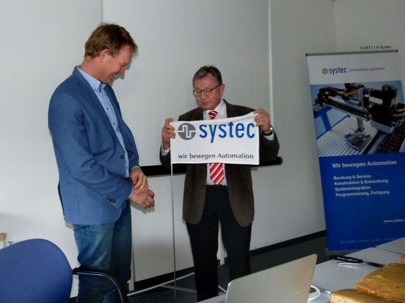 Die Fahne der Systec GmbH in Münster wird künftig von Niederlassungsleiter Jan Leideman (l.) hochgehalten. Der scheidende Geschäftsführer Tilmann Wolter übergab ihm die Leitung des Unternehmensstandorts im Rahmen einer kleinen Zeremonie.  ( Systec GmbH)