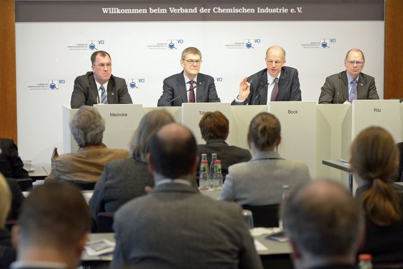 VCI-Präsident Kurt Bock (2. von rechts): „Das Chemiegeschäft dürfte 2017 ohne nennenswerte Dynamik bleiben, zumal die politischen Unsicherheiten und konjunkturellen Risiken auf den Auslandsmärkten rund um den Globus zugenommen haben.