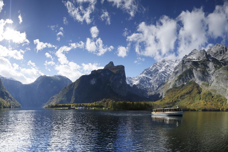 Flüsterleise gleiten die Elektroboote durch das Wasser auf dem Königssee. Dafür sorgen 56 Jahre alte elektrische Motoren von Siemens. (Bild: Siemens AG/ Pictures of the Future)