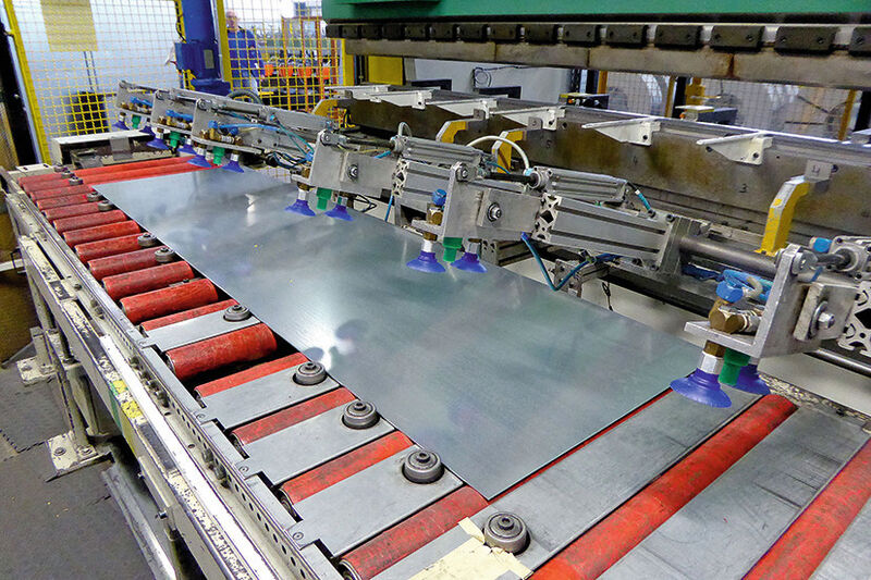 Der Schwenkarm mit sechs Vakuum-Greiferpaaren bewegt sich auf die Blechplatine zu und saugt diese kräftig an. (Kuhn)