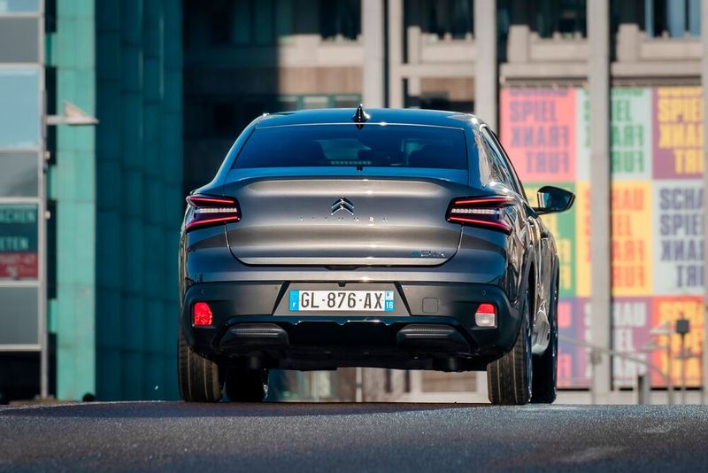 Eine Besonderheit des C4 X ist sein passend zum Innenraum auf Gemütlichkeit ausgelegtes Fahrwerk. (Bild: Citroen)