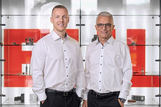 Rik Heule (li.) übernimmt als 3. Generation die operative Verantwortung für die Heule Werkzeug AG von seinem Vater Ulf Heule (re.), welcher als Verwaltungsratspräsident weiter agiert.(Bild:  Heule Werkzeug AG)