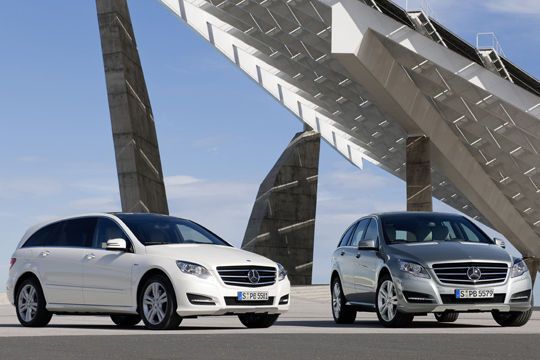 Mit insgesamt neun Grundversionen bietet die R-Klasse, mit der Mercedes-Benz Europapremiere auf der Leipziger AMI feierte, das umfangreichste Modellprogramm im Premiumsegment der Reiselimousinen. (Archiv: Vogel Business Media)