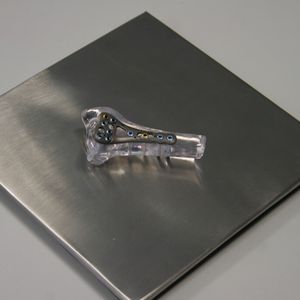 Serienreifes Implantat des IXOS Plattensystems (KLS Martin Group) montiert auf dem Knochenmodell für eine bessere Veranschaulichung des Einsatzes