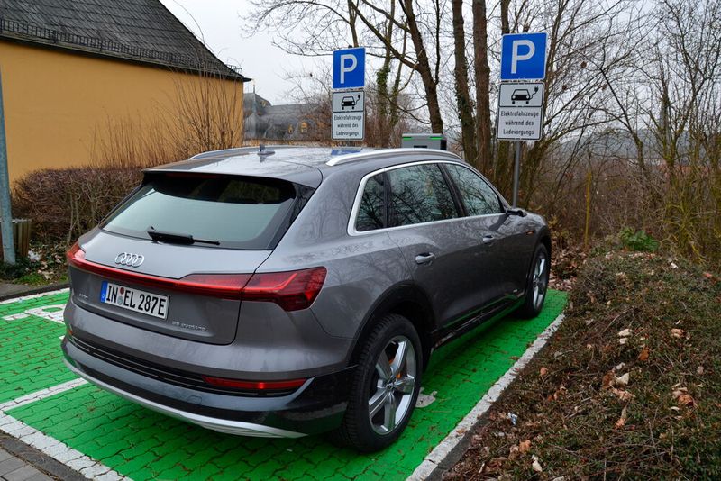 Einige Stunden später ging es per pedes zurück. Die gründen LEDs an der Säule signalisierten einen abgeschlossenen Ladevorgang. (Bild: Michel/»kfz-betrieb«)