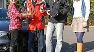 Bei der Fahrzeugübergabe: (v. li.) Andrea Riese (Vogel Business Media), Andreas Heistermann, »kfz-betrieb«-Chefredakteur Wolfgang Michel und Catharina Leybold (Vogel Business Media). (Rubbel)