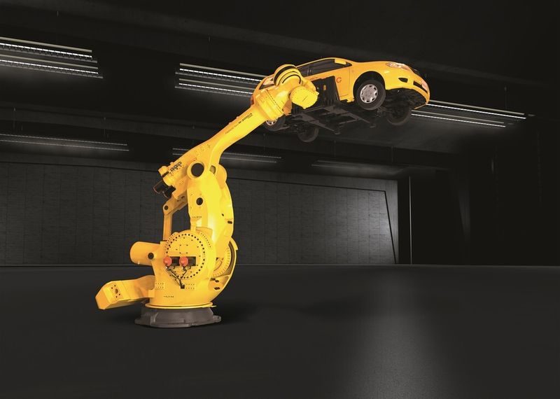 Der neue Schwerlastroboter M-2000iA mit einer maximalen Traglast von 1700 kg kann eine komplette Karosserie heben. (Bild: Fanuc)