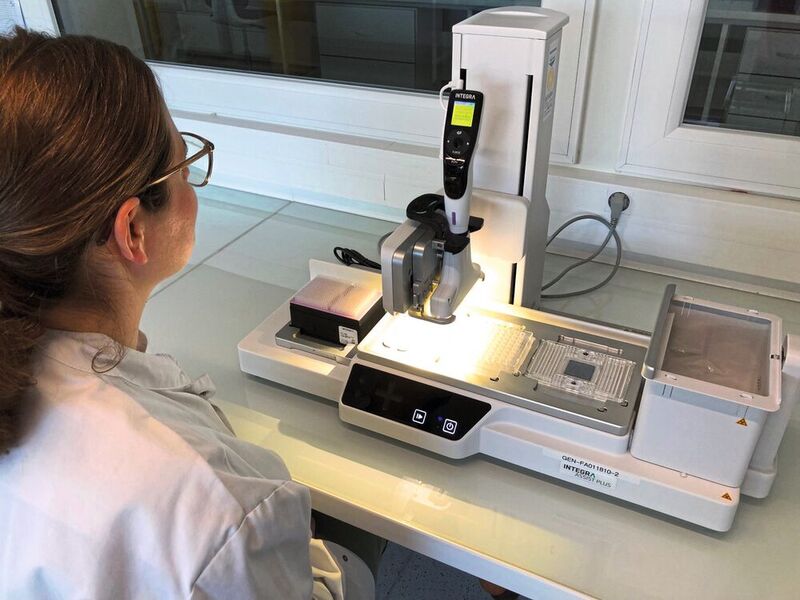 Manon Vendredi, Labortechnikerin für Genotypisierung bei Sakata, verwendet den Assist-Plus-Pipettierroboter, um das Laden von Mikrofluidik-Chips zu automatisieren. 