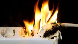 Viele Steckerleisten sind brandgefährlich – bei hohem Stromfluss überhitzen sie. Flammschutzmittel in der Leiste können Brände verhindern oder die Ausbreitung von Feuer verzögern. (Fraunhofer)