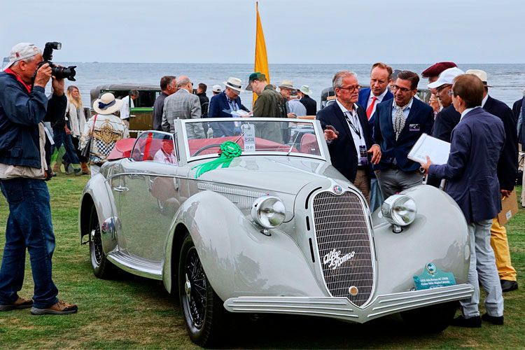 Der Concours d´Elegance in Pebble Beach zieht jedes Jahr Automobilenthusiasten an – und deren extravagante rollende Historie. Ein Überblick der schönsten Eindrücke der Veranstaltung in diesem Jahr: Hier im Bild der Alfa Romeo 6C 2300B Graber Mille Miglia Cabriolet. (Matthias Knödler/gtspirit.de)