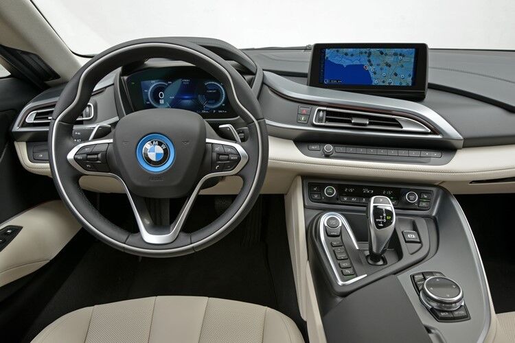 Der TFT-Bildschirm vor dem Fahrer ist im Stil von Computerspielen animiert - ein Ansatz, der gut zum Charakter des i8 passt. (Foto: BMW)