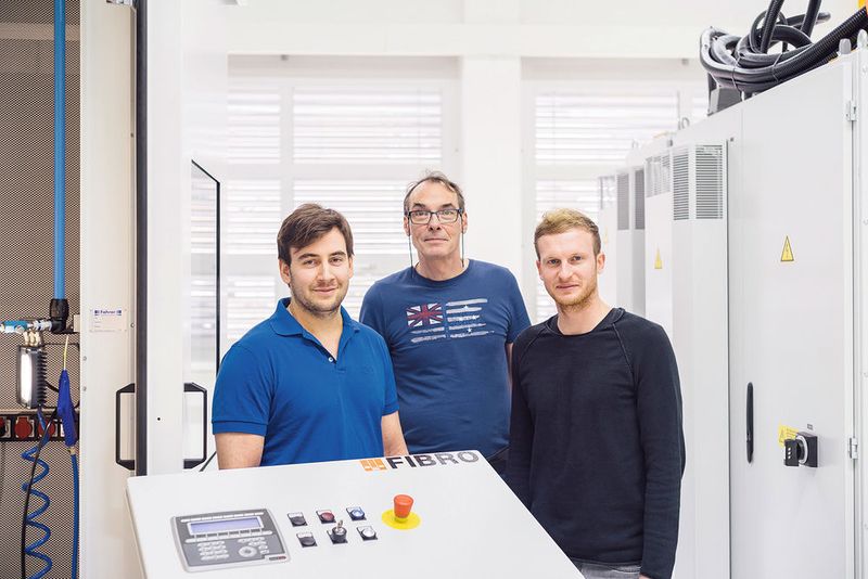 Das Team bei der Rolf Hänggi AG ist von den Möglichkeiten des elek­tronisch gesteuerten Gewinde­formens mit «Fetu» begeistert: Andreas Hänggi, Entwicklungsleiter und Mit­inhaber, Marc Maradan, Produktionsleiter, und Luc Marti, Leiter Werkzeugmontage. (Bild: Rolf Hänggi AG)