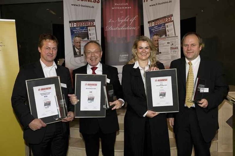 Die Top-3-Champions in der Kategorie Value Added Distribution (v.l.): Dieter Hahn von DNS (Silber-Award), Hermann Ramacher von ADN (Platin-Award) und Matthias Bodry von Bytec (Gold-Award). (Archiv: Vogel Business Media)