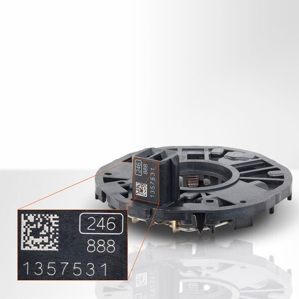 Kunststoff-Automobilbauteil mit lasermarkiertem 2D-Code. (Bild: Alltec)