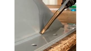 Beim Warmgasschweißen von Thermoplasten schmilzt heiße Luft die zu verbindenden Kunststoffkomponenten. BASF hat das Verfahren jetzt so optimiert, dass sich viele neue Vorteile für die Anwender ergeben. Vor allem beim Fügen von PPA ... (Bild: Praxis im Bild)