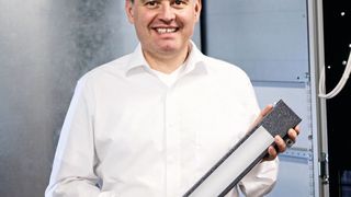 Stefan Kaufer, stv. Verkaufsleiter Süd bei Häwa, zeigt die neue Sensor-Operated-LED-Leuchte für Schaltschränke und Gehäuse. (Häwa)