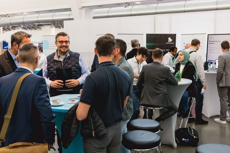 Konstruktion meets Produktion: Während der Pausen fand in der gemeinsamen Ausstellung der beiden Foren reger Austausch statt.  (Bild: Stefan Bausewein/VCG)