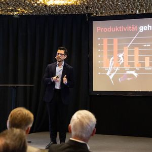 Sinan Tankaz während seiner Keynote auf der Cancom Live in München.(Bild:  Cancom)