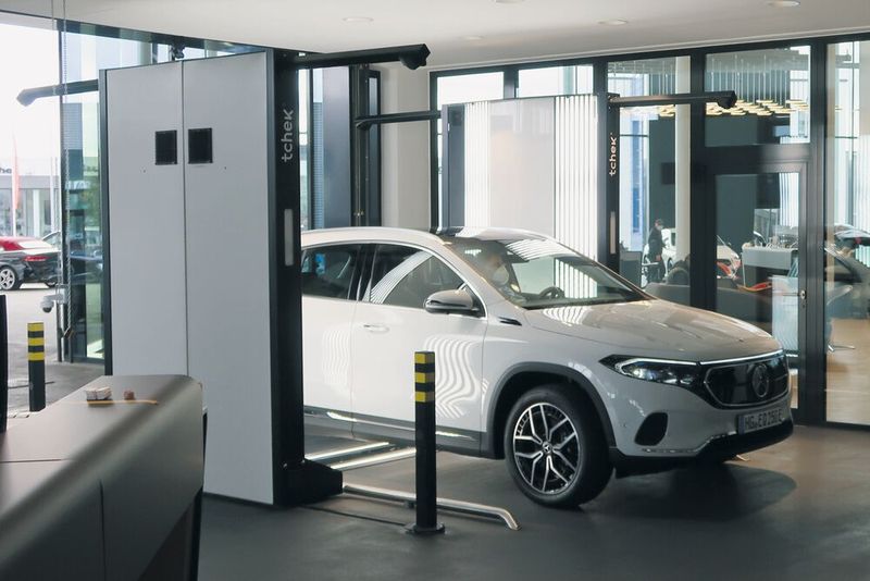 Die Fahrt durch den Scanner erfolgt im Autohaus Senger in Schrittgeschwindigkeit.(Bild:  Diehl/»Gebrauchtwagen Praxis«)