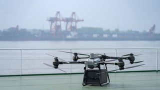 Mit der App „DJI Pilot 2“ kann manuell geflogen werden. Dabei wird der Flugstatus, der Frachtstatus und vieles mehr in Echtzeit angezeigt, um den sicheren, effizienten Betrieb des Fluggeräts zu gewährleisten. (Bild: DJI)