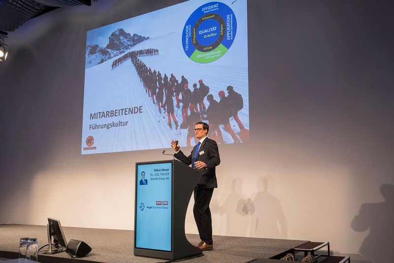 Dr. Tobias Moser, COO Fischer Spindle Group AG erzählte wie sie erfolrgreich eine Lean-Leadership-Kultur im Unternehmen etabliert haben. (Thomas Entzeroth)