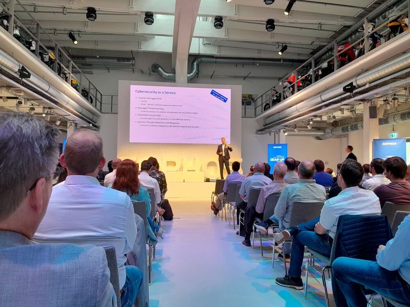 Die Vorträge waren aufgeteilt in technologische und vertriebliche Themen. Daneben gab es Updates zur Unternehmensstrategie von Sophos für die Partner, zu Produkten und zur Security-Landschaft aktuell. Auch das Netzwerken kam nicht zu kurz. (Bild: Vogel IT Medien/bm)