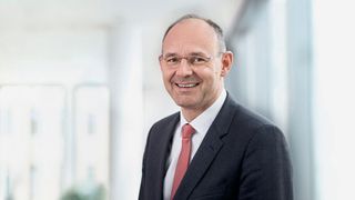 Dr. Hans Krattenmacher, Geschäftsführer Innovation Mechatronik bei SEW-Eurodrive in Bruchsal, erlebte hautnah mit, wie die kontaktlose Energieübertragung für FTS ihren Anfang nahm und schließlich im Feld erste Erfolgsgeschichten schrieb. (SEW)