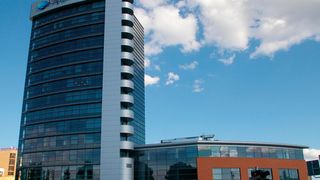 Altran firmiert künftig unter Campgemini Engineering. Im Bild: ein Firmengebäude von Capgemini im polnischen Krakau. (Wieżowiec Rondo Business Park w Krakowie / Jakub Hałun / CC BY-SA 3.0)