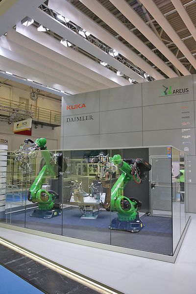 Kuka Roboter gehörte zu den Forschungspartnern, die im EU-Projekt Areus Bausteine für die energieeffiziente Automobilproduktion der Zukunft entwickelt haben.  (Kuka)