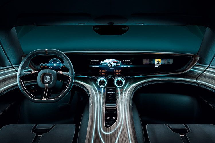 Bereits das Grunddesign wirkt futuristisch – nachts verstärkt die individuell einstellbare Ambientebeleuchtung diesen Eindruck noch. Das Infotainment-System nutzt ein 1,25 Meter breites Display. Es zeigt wichtige Informationen zum Lade-Status, aktuelle Daten der Flusszelle, die Reichweite sowie sämtliche Fahrdaten an. Die Fahrt mit der neuartigen Sportlimousine dürfte so auch visuell interessant sein. (Foto: nanoFlowcell)
