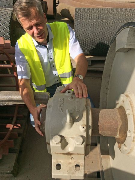 Dietmar Kohn, SKF Kundenbetreuer für  AEM, identifizierte mit Hilfe des SKF Brand Protection Teams ein bereits verbautes Generator-Lager  schnell als Fälschung. (SKF Group)