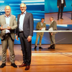 Der Obermeister der Innung Hamburg, Martik Krohn (Mitte), freut sich über den Blauen Kalligraphen in Bronze, den Präsident Arne Joswig (l.) und Dirk Nusselt überreichten. (Bild:  Zietz - VCG)