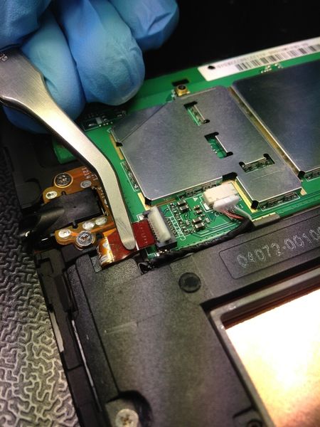 Demontage eines Tablets (Fraunhofer IZM)