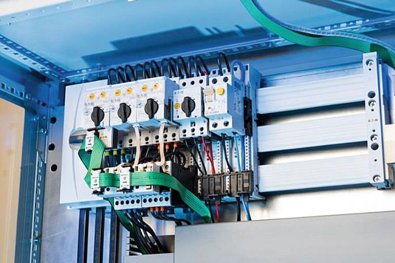 Zum Großteil kommen in der Möbelfabrik PKZ Motorschutzschalter von Eaton zum Einsatz, aber auch Motorstarterkombinationen aus DIL-Schützen. (Eaton)