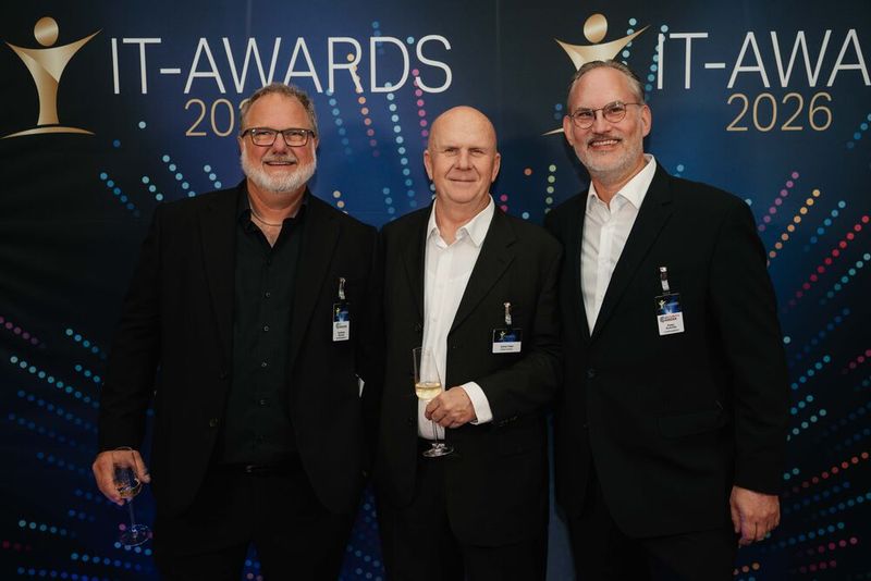 Andreas Donner (l.) und Peter Schmitz (beide Vogel IT-Medien) haben Eckhart Traber von Rohde & Schwarz in ihre Mitte genommen. (Bild: Manuel Emme Fotografie)