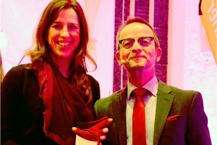 Petra Rusnak von der Daimler AG nahm im Namen von Mercedes Benz Cars von Prof. Stefan Reindl die Trophäe für den Gesamtsieg entgegen. (Foto: IFA)