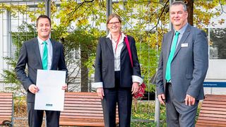 Stolz auf den Arburg-Preis 2021 für die beste Dissertation: Dr.-Ing. André Hemmler (l.) zusammen mit Prof. Dr.-Ing. Birgit Vogel-Heuser, Leiterin des Lehrstuhls Automatisierung und Informationssysteme der technischen Universität München, und Arburg-Ausbildungsleiter Michael Vieth.  (Technische Universität München)