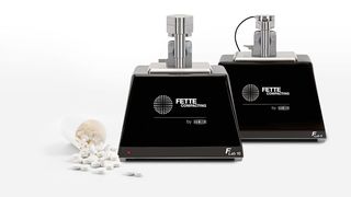 Abb.1: Die Analysegeräte F Lab 10 und F Lab 5 von Fette Compacting: Kompakt gebaut verdichten und untersuchen sie Pulverformulierungen (Bild: © womue - stock.adobe.com; Fette Compacting)