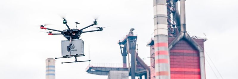 Stahl digital: Die Lieferdrohne delivAIRy liefert Proben über das thyssenkrupp-Werksgelände in Duisburg zur Weiterverarbeitung ins Labor.(Bild:  Thyssenkrupp)