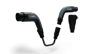 Statt in einer Kontrollbox sitzt die Steuerungs- und Sicherheitstechnik in den beiden Steckern. (Bosch)