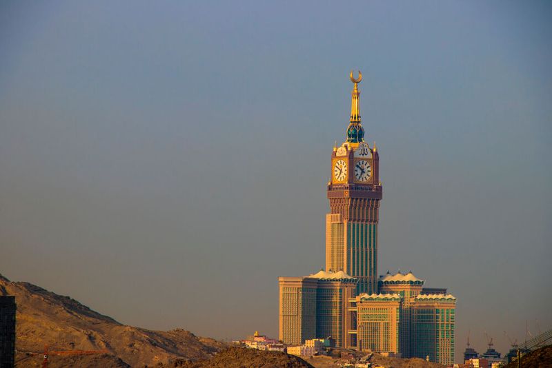 Das Gebäudeensemble Makkah Clock Royal Tower in Mekka ist derzeit das dritthöchste Gebäude der Welt und erreicht eine Höhe von etwa 601 Metern (1.972 Fuß). Es ist ein zentrales Element der Skyline von Mekka und ein markantes Wahrzeichen. Das Gebäudeensemble umfasst mehrere Türme, von denen der Hauptturm die charakteristische Uhr enthält, die über die Stadt blickt. Die Architektur ist modern, aber auch von traditionellen Elementen der islamischen Architektur inspiriert. Eine der bemerkenswertesten Eigenschaften des Gebäudes ist die riesige Uhr, die sich in einer Höhe von mehr als 400 Metern über dem Boden befindet. Die Uhr ist eine der größten Uhren der Welt und wird von vier großen Zifferblättern geschmückt. (Bild: Nurlan - stock.adobe.com)