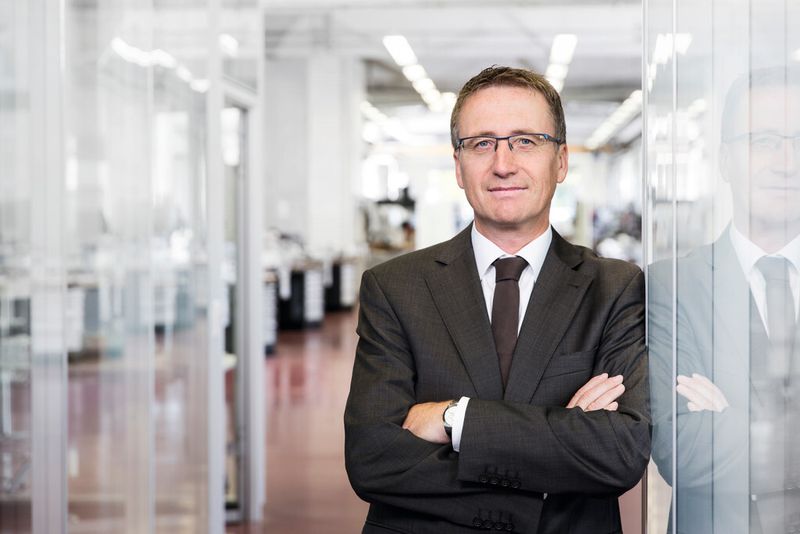 «Die optimierte Geometrie des neuen Grundlochbohrers TC142 für nichtrostende Stähle optimiert die Spanabfuhr und wirkt dem Verklemmen entgegen. Ergebnis: Die Prozesssicherheit steigt.» Timo Mager, Senior Produktmanager Gewindewerkzeuge bei der Walter AG in Tübingen (Bild: Walter)