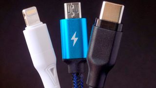Ladekabel für Smartphones: Im Herbst könnte die EU ein einheitliches Ladekabel für portable Geräte per Gesetz vorschreiben, das auf USB-C basiert. (Bild: tomekwalecki auf Pixabay)