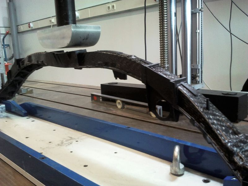 Dass die entwickelten Simulationsmodelle die Bauteilbelastung realitätsgetreu wiedergeben, wurde in einem Drei-Punkt-Biegeversuch nachgewiesen. Bei der Probe handelt es sich um einen Prototypen eines Obergurtes aus Organoblech und angespritzten Verstärkungselementen für den Automobilbau. (Bild: Lanxess)